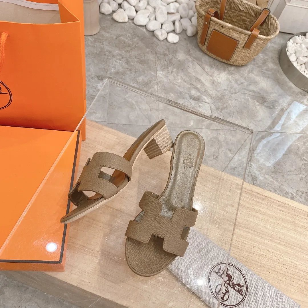 👟👟Ex-factory price 300👟👟 Genuine leather sole +40 🦄Hermès "Palm Print" has added new color sandals, "Year-round shipment" with three-dimensional concave and convex feeling on the classic "H" upper... It is a must-have item in your wardrobe, and it is magically versatile in this summer! This model fully demonstrates the classic Hermès style "palm print". Classic calfskin material ~ imported sheepskin. Lining 🐎Size: 34~42. Heel height ② type: low heel 1.5cm. Medium heel 4.5cm. Genuine leather sole +40 rubber sole.